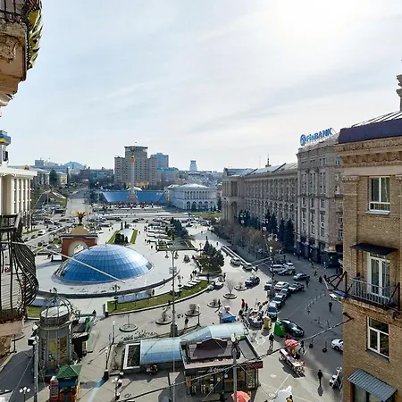 студія з видом на майдан незалежності